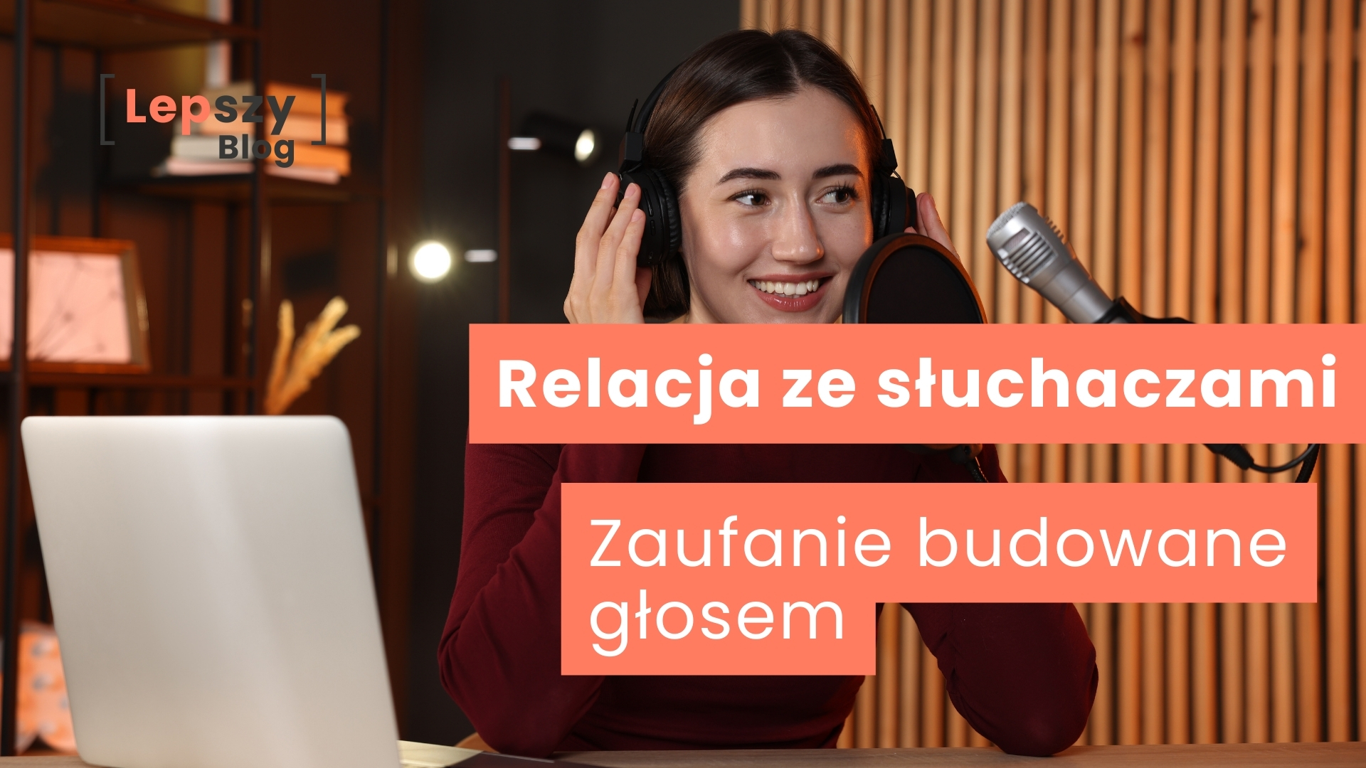 Kobieta siedząca przy biurku, uśmiechnięta, mówiąca do mikrofonu z założonymi słuchawkami – napis „Relacje ze słuchaczami. Zaufanie budowane głosem”, symbol bliskości, autentyczności i więzi tworzonej poprzez regularną rozmowę.