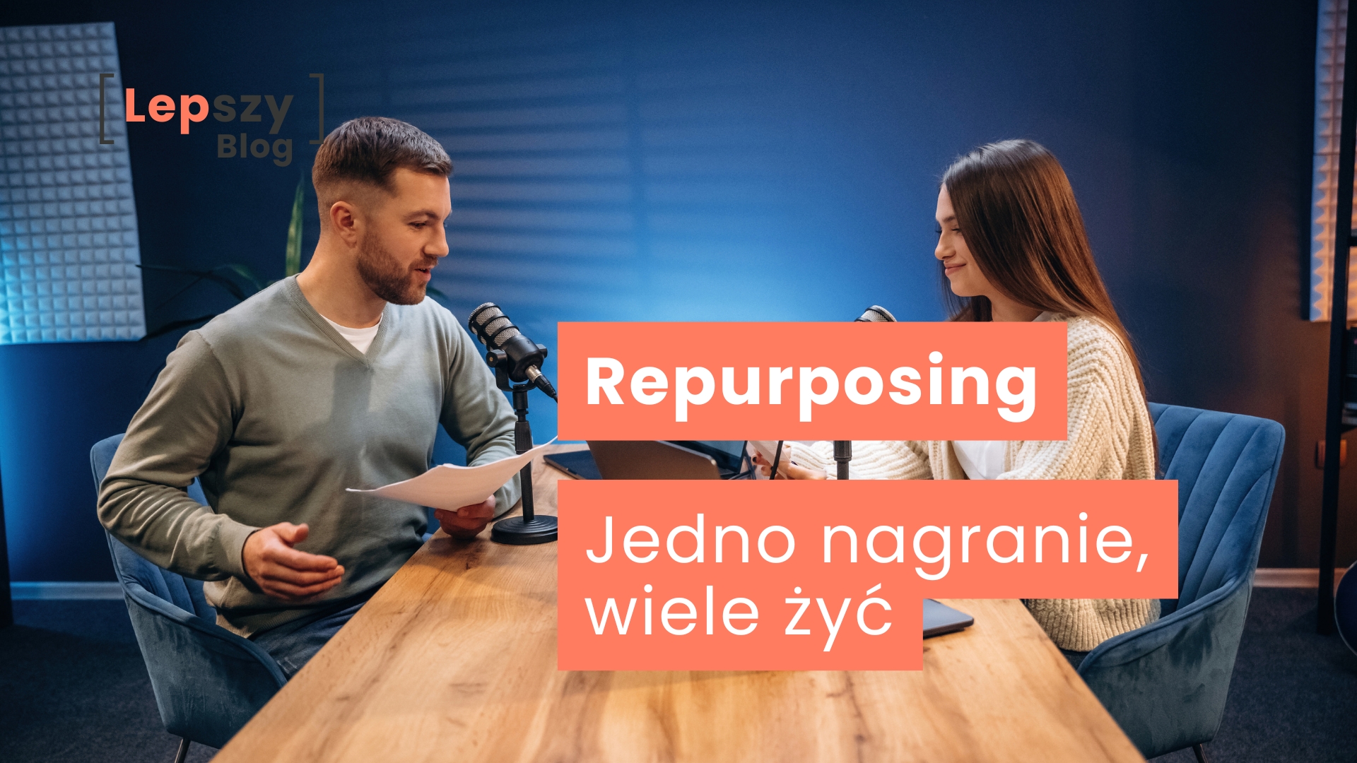Kobieta i mężczyzna siedzący naprzeciw siebie przy stole, mówiący do mikrofonów – napis „Repurposing. Jedno nagranie, wiele żyć”, symbol ponownego wykorzystywania tej samej treści w różnych formatach i kontekstach.