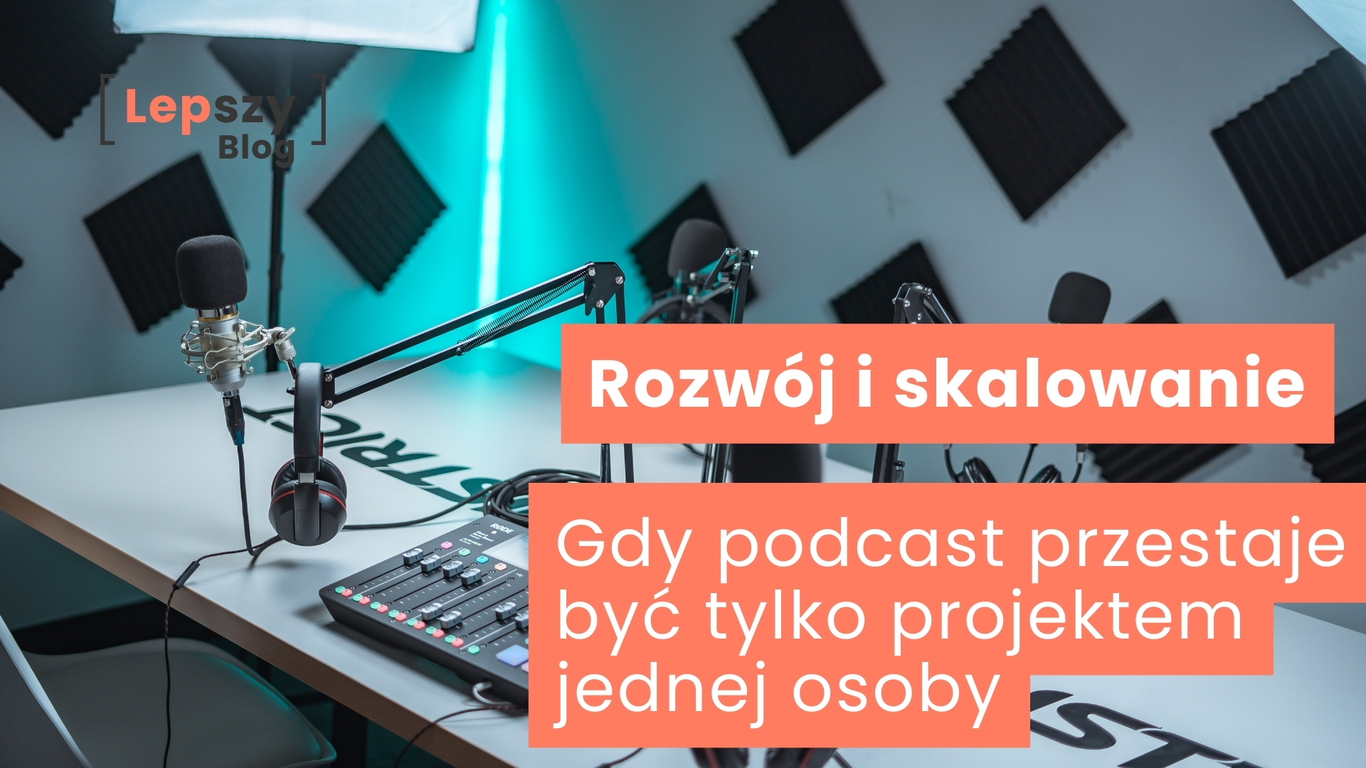 Wnętrze studia nagraniowego z mikrofonami przy biurku, urządzeniem nagrywającym i słuchawkami zawieszonymi na ramionach, na tle ściany wyłożonej panelami akustycznymi – napis „Rozwój i skalowanie. Gdy podcast przestaje być tylko projektem jednej osoby”, symbol przejścia od indywidualnej inicjatywy do wspólnego, rozwijającego się przedsięwzięcia.
