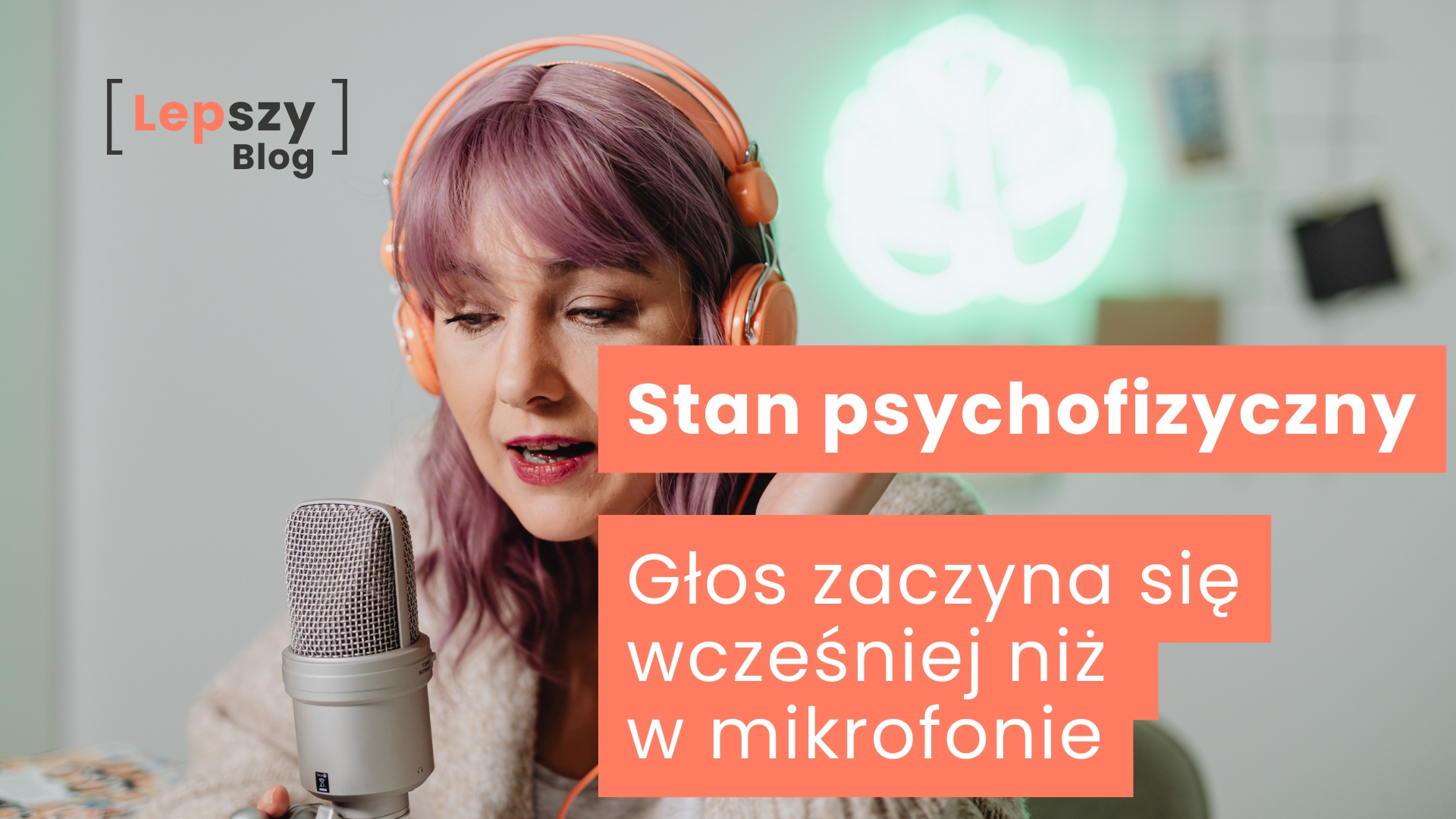 Kobieta w słuchawkach siedząca przy stole i mówiąca do mikrofonu – napis „Stan psychofizyczny. Głos zaczyna się wcześniej niż w mikrofonie”, symbol zależności między samopoczuciem, ciałem i brzmieniem głosu w nagraniu.