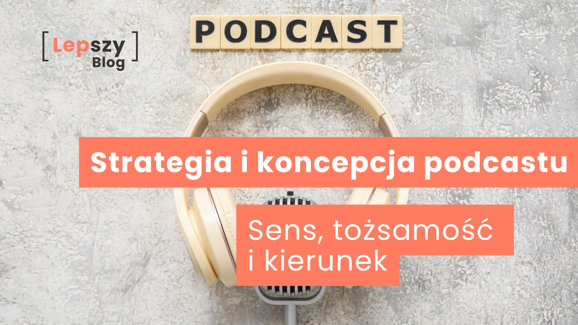 Słuchawki założone na mikrofon, który przypomina sylwetkę głowy, z widocznym napisem „Podcast” – napis „Strategia i koncepcja podcastu. Sens, tożsamość i kierunek”, symbol świadomego projektowania formatu zanim pojawi się pierwszy odcinek.