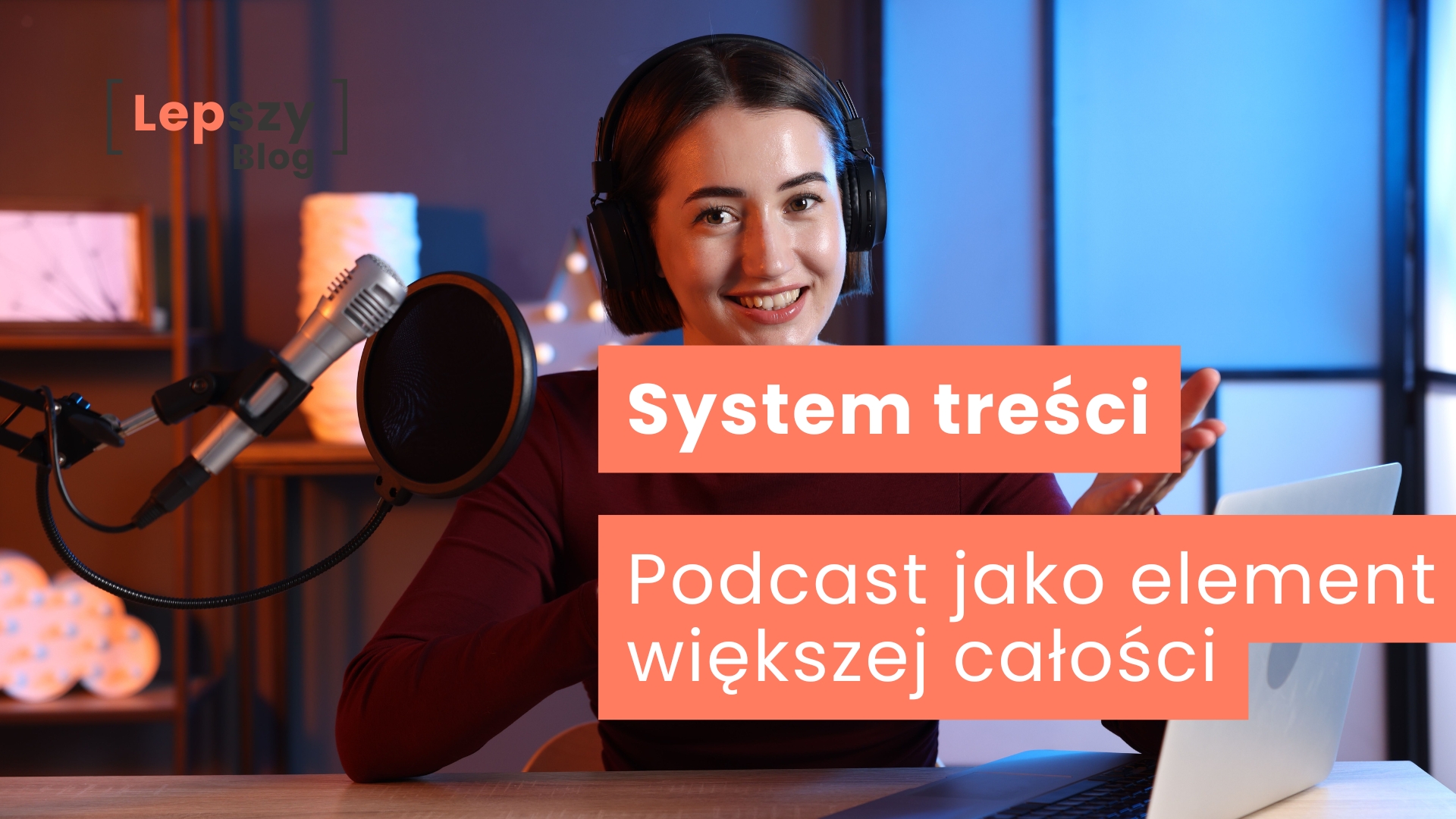 Kobieta siedząca przy biurku w domowym studiu nagrań, z mikrofonem przed sobą i słuchawkami na głowie – napis „System treści. Podcast jako element większej całości”, symbol spójnego podejścia, w którym audio jest częścią szerszego ekosystemu komunikacji.