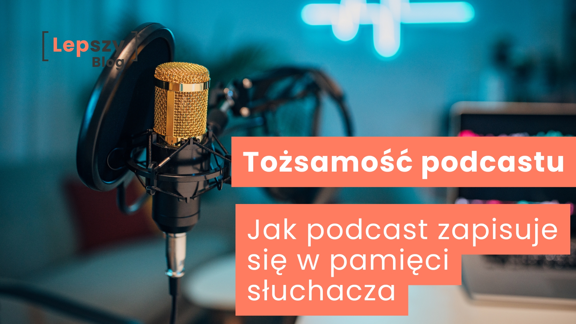 Mikrofon zamocowany na ramieniu z koszykiem antywstrząsowym i popfiltrem w przestrzeni nagraniowej – napis „Tożsamość podcastu. Jak podcast zapisuje się w pamięci słuchacza?”, symbol charakteru brzmienia i świadomie budowanej rozpoznawalności audio.