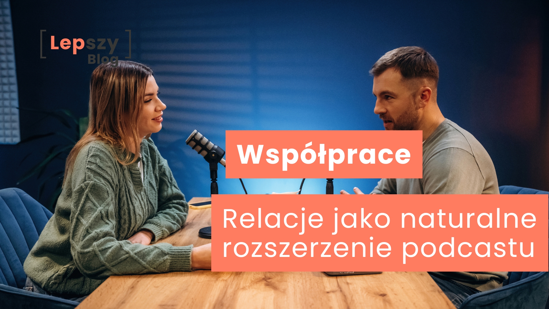 Dwie osoby siedzące przy wspólnym stole w trakcie nagrania podcastu – napis „Współpraca. Relacja jako naturalne rozszerzenie podcastu”, symbol dialogu, zaufania i wspólnego budowania wartości w rozmowie.