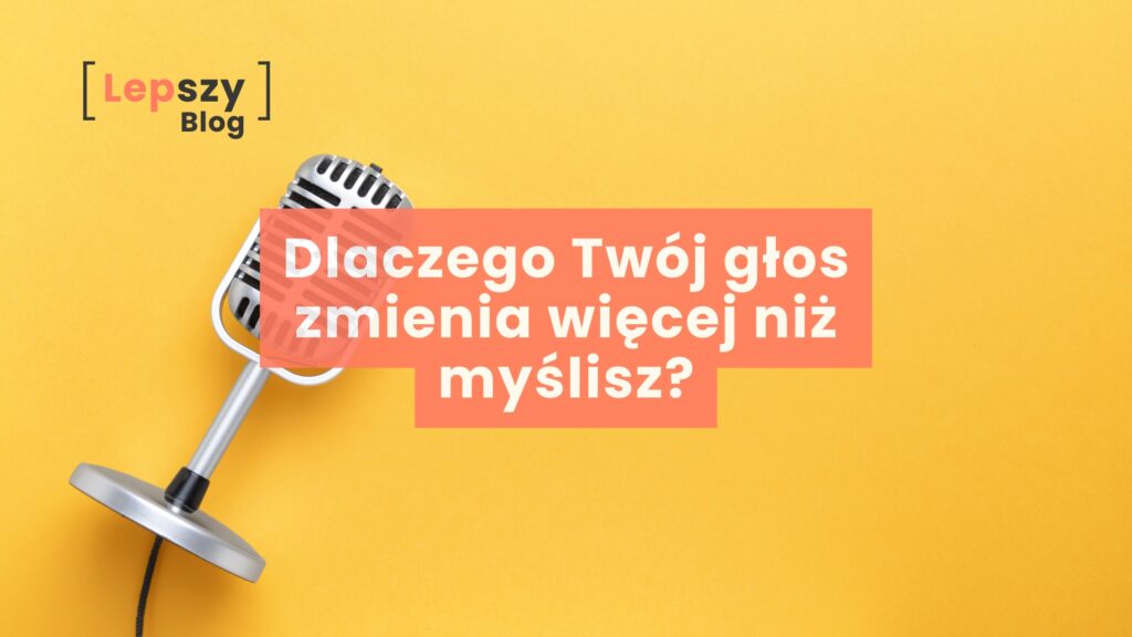 Mikrofon ustawiony na jednolitym, żółtym tle, z napisem „Dlaczego Twój głos zmienia więcej niż myślisz?”; obraz symbolizuje siłę głosu jako narzędzia budowania relacji, emocji i autentyczności w twórczości audio.