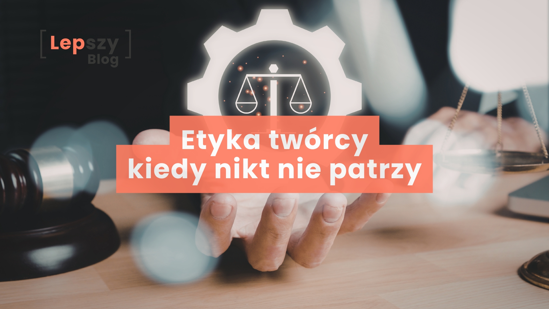 Dłoń uniesiona nad blatem z rozchylonymi palcami, nad którą unosi się wirtualna, biała ikona koła zębatego z wagą w środku – napis „Etyka twórcy. Kiedy nikt nie patrzy”, symbol wewnętrznych decyzji i odpowiedzialności podejmowanej poza zasięgiem cudzych ocen.