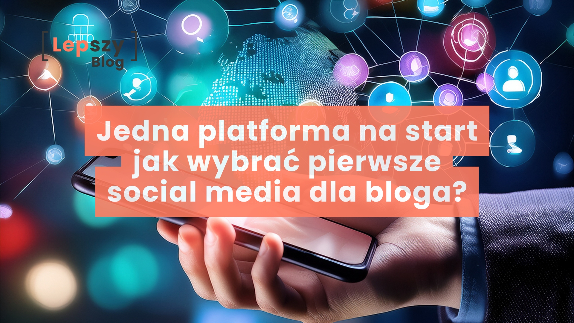 Dłoń trzymająca smartfon na tle unoszących się, połączonych liniami ikon symbolizujących sieci społecznościowe i komunikację online; grafika ilustruje temat „Jedna platforma na start – jak wybrać pierwsze social media dla bloga?”, pokazując wybór kanału jako element budowania spójnej obecności w sieci.