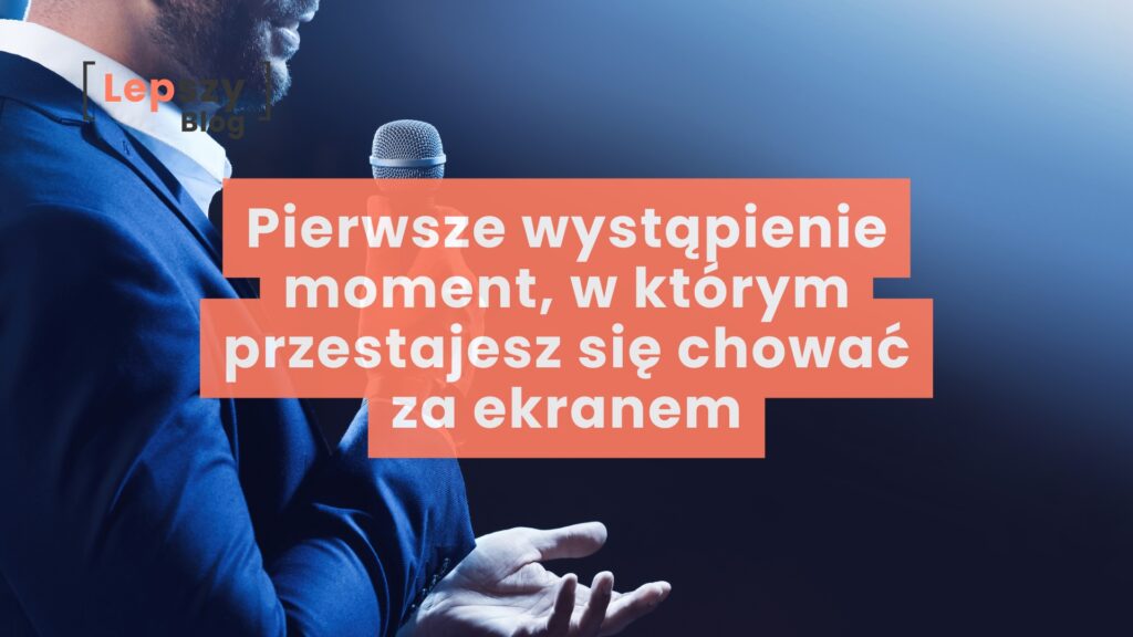 Mężczyzna stojący na scenie i przemawiający do niewidocznej publiczności – napis „Pierwsze wystąpienie – moment, w którym przestajesz się chować za ekranem”, symbol wyjścia z bezpiecznej przestrzeni online i konfrontacji z realną obecnością odbiorców.