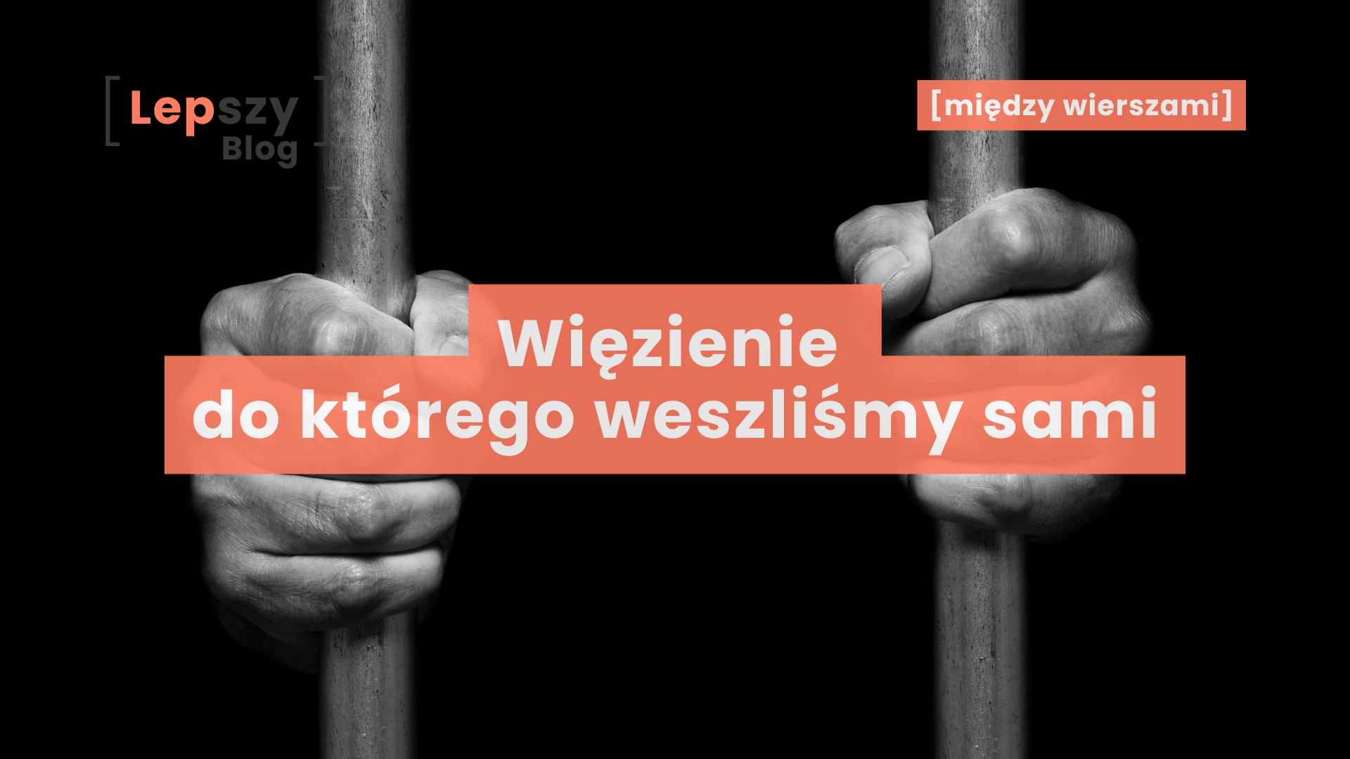 Czarno-białe, mroczne ujęcie dłoni zaciśniętych na metalowych kratach, obraz ilustruje tekst „Więzienie, do którego weszliśmy sami” i symbolicznie nawiązuje do idei współczesnego panoptikonu - świata mediów społecznościowych, algorytmów i iluzji wolności, do którego wchodzimy dobrowolnie.
