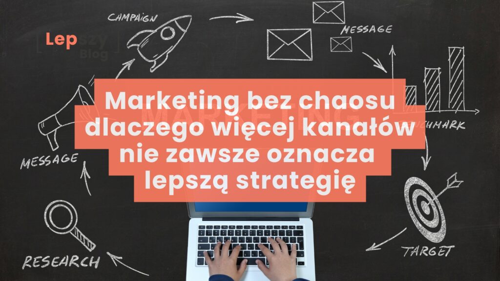 Na pierwszym planie widać osobę piszącą na laptopie, a w tle znajduje się tablica z rozrysowanymi strzałkami i hasłami takimi jak research, message, campaign, benchmark i target, którym towarzyszą proste symbole analizy i komunikacji. Pośrodku kompozycji umieszczono napis „Marketing bez chaosu. Dlaczego więcej kanałów nie zawsze oznacza lepszą strategię?”. Obraz sugeruje potrzebę uporządkowania działań marketingowych i świadomego wyboru kierunku zamiast mnożenia kanałów.