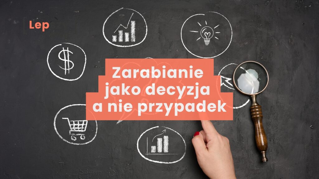 Na czarnej tablicy widoczne są kredowe rysunki: wykres słupkowy, koszyk na zakupy, symbol dolara, prosty diagram oraz żarówka oznaczająca pomysł, a z prawej strony dłoń wskazuje jeden z tych znaków. W centrum znajduje się napis „zarabianie jako decyzja, a nie przypadek”, a całość symbolizuje świadome planowanie i łączenie analizy z pomysłem w procesie budowania dochodu.