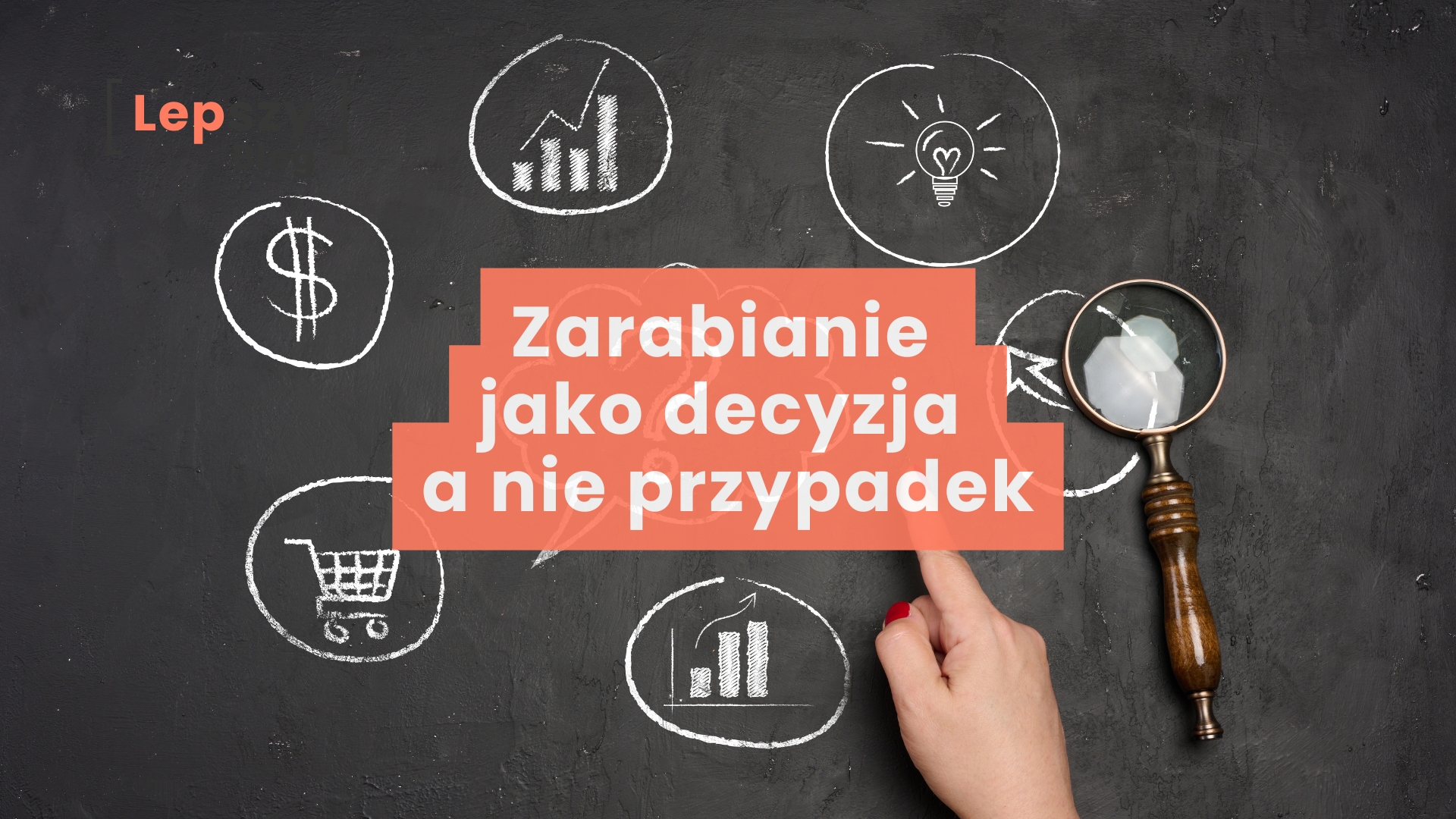 Na czarnej tablicy widoczne są kredowe rysunki: wykres słupkowy, koszyk na zakupy, symbol dolara, prosty diagram oraz żarówka oznaczająca pomysł, a z prawej strony dłoń wskazuje jeden z tych znaków. W centrum znajduje się napis „zarabianie jako decyzja, a nie przypadek”, a całość symbolizuje świadome planowanie i łączenie analizy z pomysłem w procesie budowania dochodu.