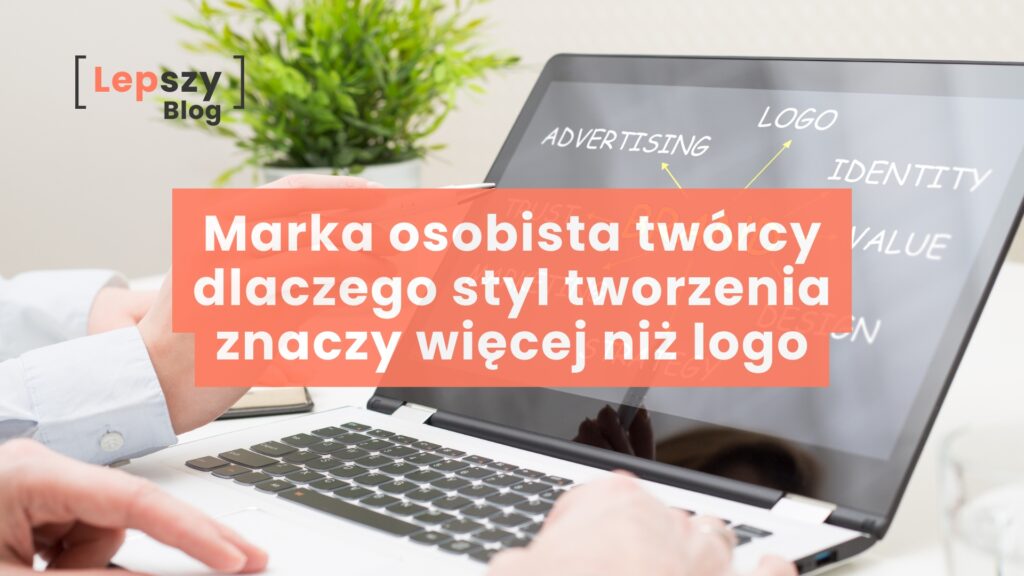 Dłonie piszące na laptopie, na którego ekranie widać mapę myśli z pojęciami wokół słowa Brand, oraz nałożony główny napis: Marka osobista twórcy. Dlaczego styl tworzenia znaczy więcej niż logo?
