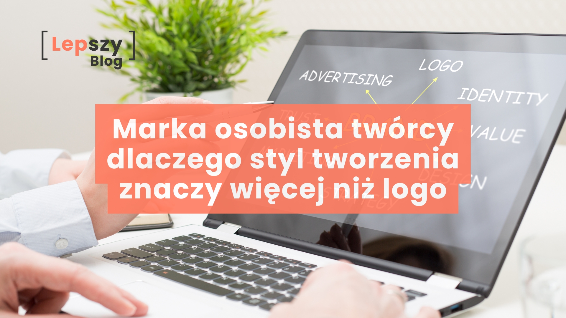 Dłonie piszące na laptopie, na którego ekranie widać mapę myśli z pojęciami wokół słowa Brand, oraz nałożony główny napis: Marka osobista twórcy. Dlaczego styl tworzenia znaczy więcej niż logo?