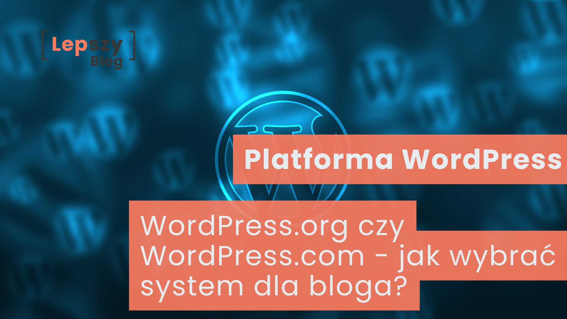 Podświetlony neonowy symbol WordPressa na niebieskim tle, z rozmytymi powtórzeniami logo widocznymi w tle kompozycji. Na grafice umieszczono napis „WordPress.org czy WordPress.com - jak wybrać system dla bloga?”, odnoszący się do wyboru platformy dopasowanej do własnych potrzeb i sposobu tworzenia treści.