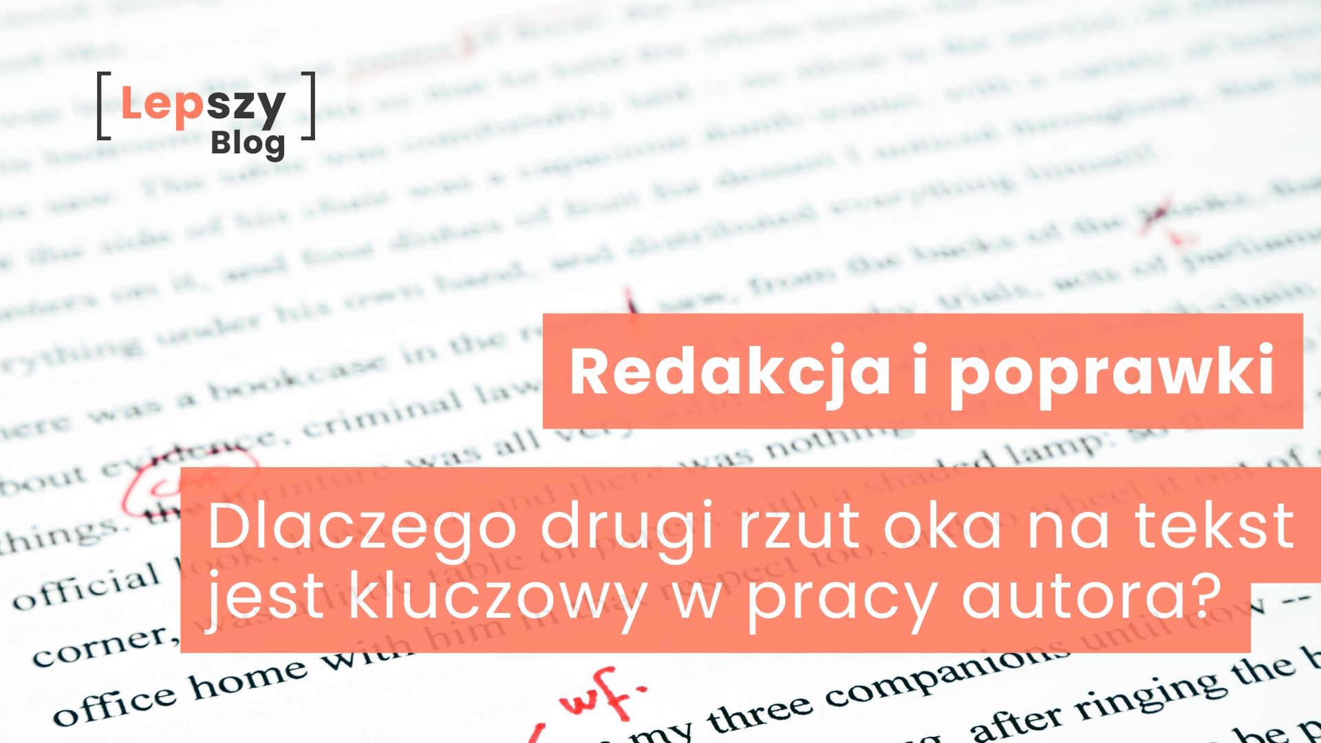 Biała kartka z wydrukowanym tekstem leży na biurku, a fragmenty zdań zostały zaznaczone czerwonym flamastrem i poprawione odręcznymi notatkami. Na grafice umieszczono napis „Dlaczego drugi rzut oka na tekst jest kluczowy w pracy autora?”, odnoszący się do znaczenia redakcji i uważnego sprawdzania treści przed publikacją.