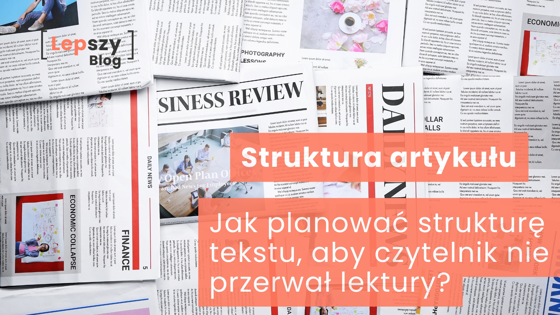 Stos papierowych gazet z widocznymi nagłówkami, zdjęciami i kolumnami tekstu ułożony na jasnym tle. Na grafice umieszczono napis „Jak planować strukturę tekstu, aby czytelnik nie przerwał lektury?”, odnoszący się do budowania przejrzystego i angażującego układu artykułu.