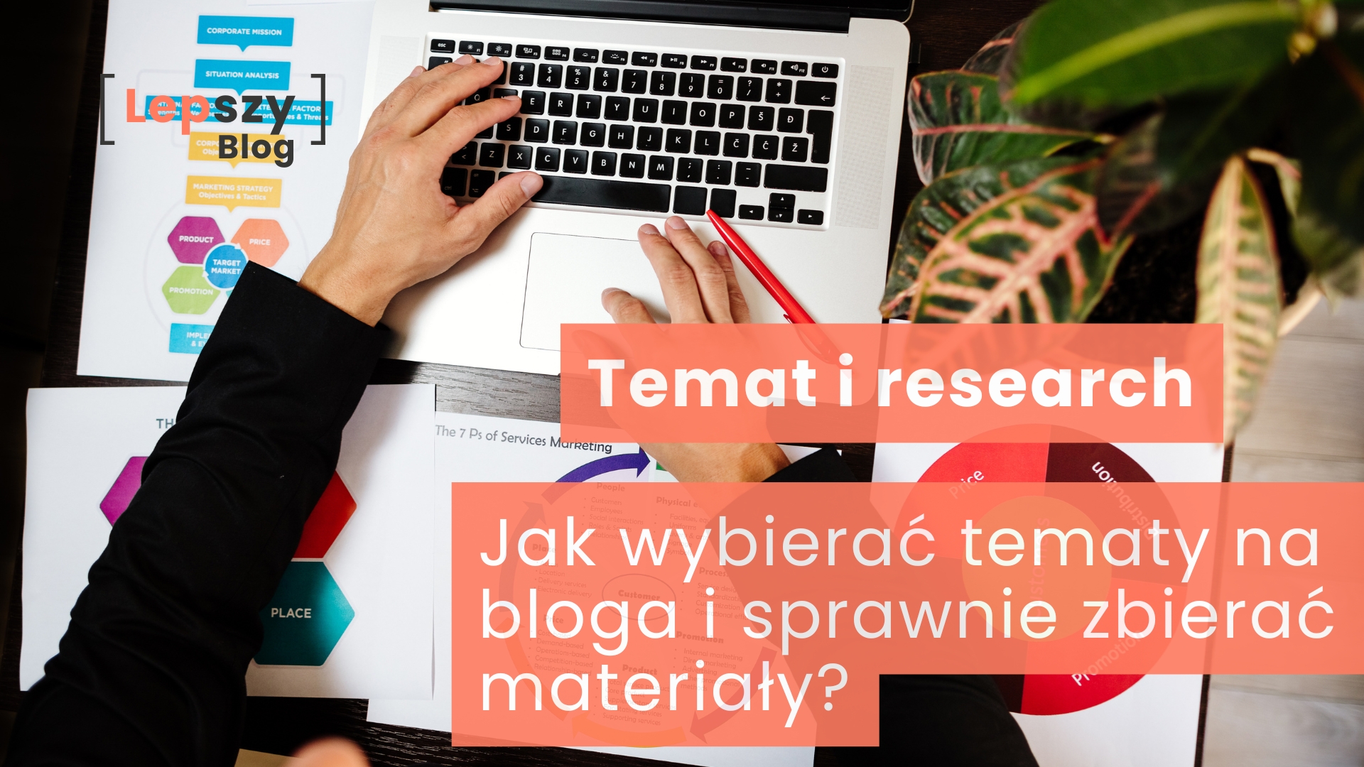 Osoba pisze na klawiaturze laptopa, a wokół leżą kartki z kolorowymi wykresami, notatkami i materiałami do analizy. Na grafice umieszczono napis „Jak wybierać tematy na bloga i sprawnie zbierać materiały?”, odnoszący się do planowania treści i organizowania researchu przed pisaniem artykułów.