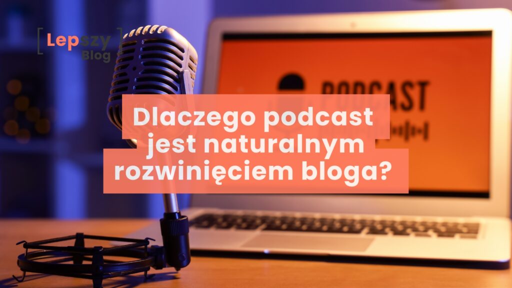 > Laptop leżący na stole z napisem podcast na pomarańczowym tle ekranu. Na pierwszym planie leży mikrofon. Na środku nałożony tytuł: Dlaczego podcast jest naturalnym rozwinięciem bloga?