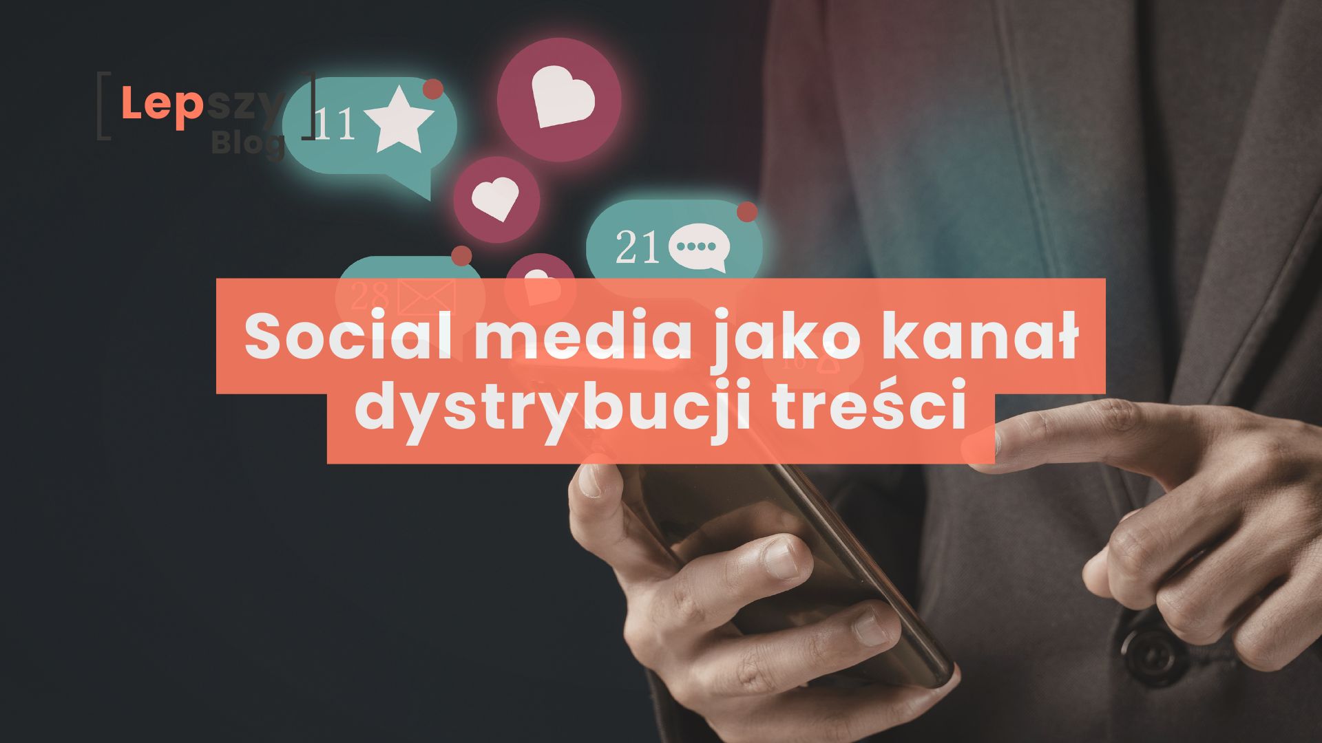 Dłonie trzymające smartfon, nad którym unoszą się wirtualne ikony gwiazdki, dymka i serduszka. Na środku nałożony napis: Social media jako kanał dystrybucji treści.