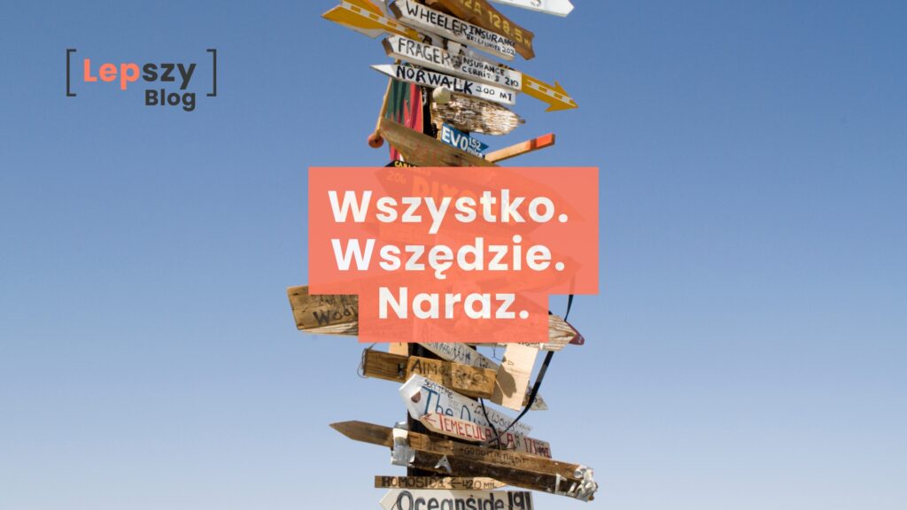 Drewniany drogowskaz z dziesiątkami tabliczek wskazujących różne kierunki i odległości do miejsc na całym świecie. Strzałki nakładają się na siebie, tworząc gęstą sieć kierunków i wyborów. Na środku grafiki widnieje napis: „Wszystko. Wszędzie. Naraz.”.