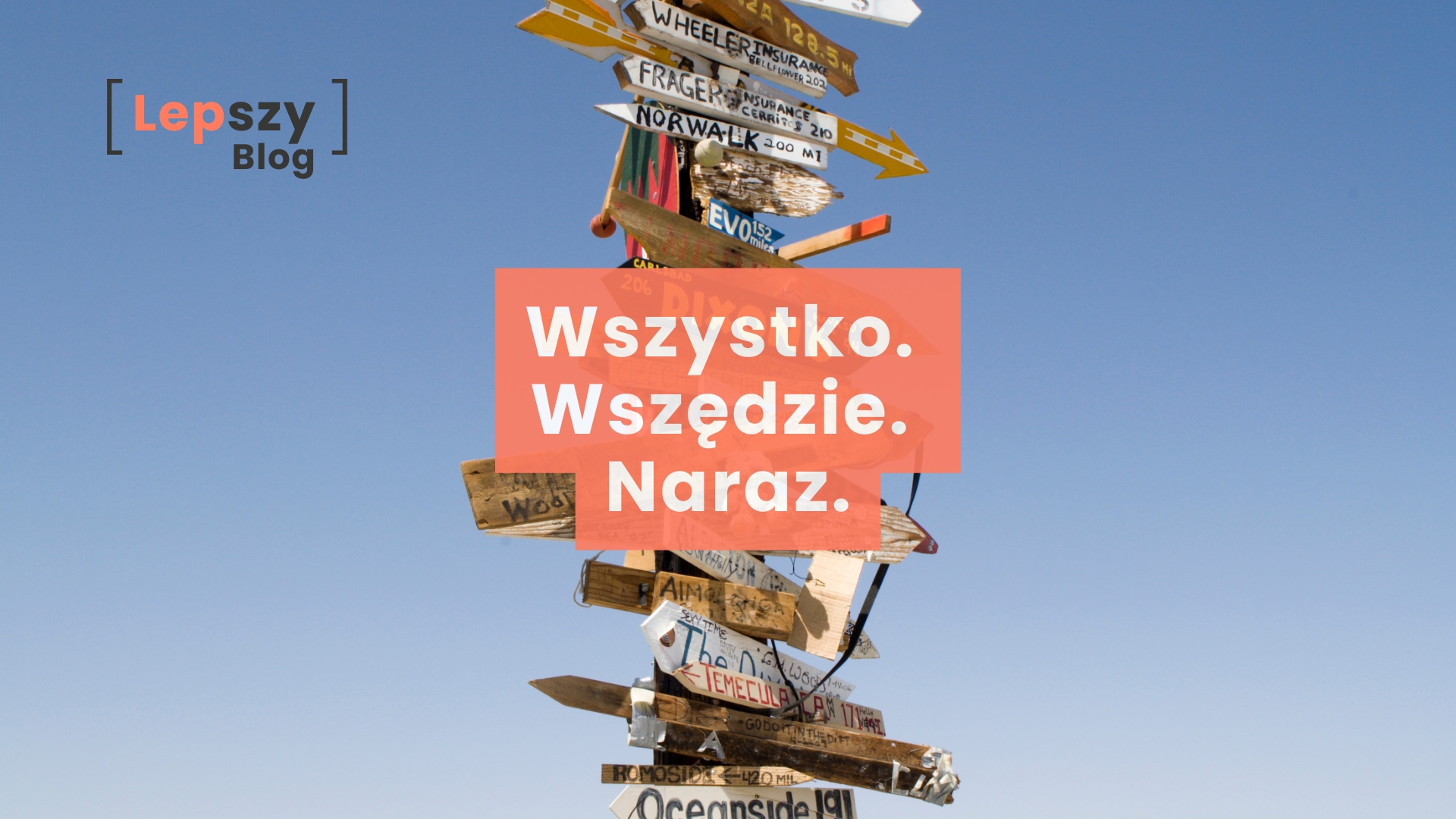 Drewniany drogowskaz z dziesiątkami tabliczek wskazujących różne kierunki i odległości do miejsc na całym świecie. Strzałki nakładają się na siebie, tworząc gęstą sieć kierunków i wyborów. Na środku grafiki widnieje napis: „Wszystko. Wszędzie. Naraz.”.