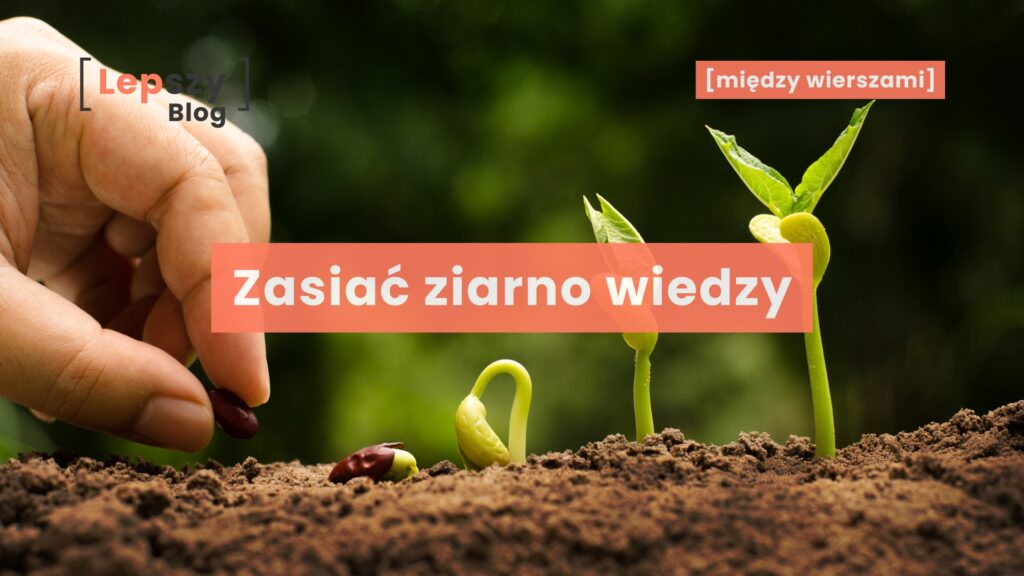 Grafika z napisem „Zasiać ziarno wiedzy” na środku, przedstawiająca dłoń sadzącą nasiono w ziemi oraz kolejne etapy kiełkowania rośliny aż do pierwszych liści.