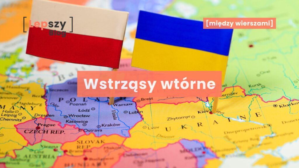Polityczna mapa Polski i Ukrainy z wbitymi flagami przy Warszawie i Kijowie oraz tytułem „Wstrząsy wtórne” na środku.
